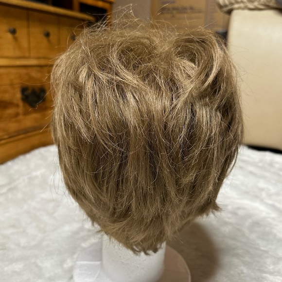 IOB Paula Young Cover Girl Whisper Lite Wig A2182 in Light Golden Brown Average - Picture 5 of 10
